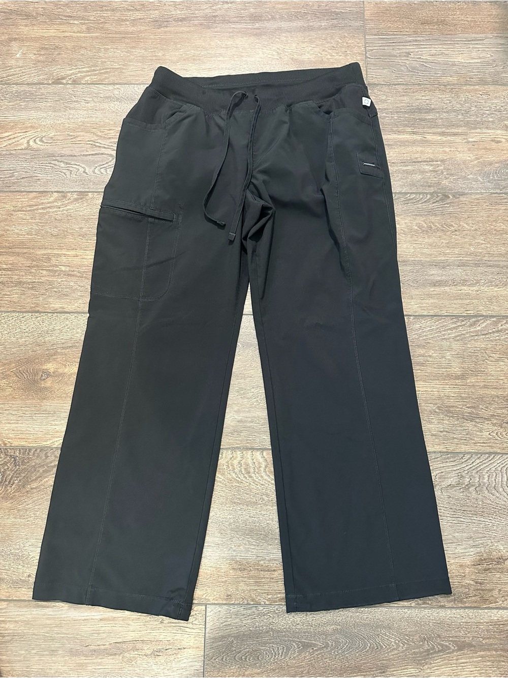 Relaxed Wide-Leg Cargo Scrub Pants in Black